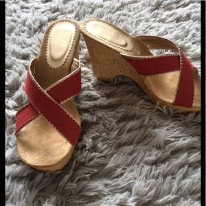 😍5/$20  red cork platform wedge gold trim sz 8 EUC